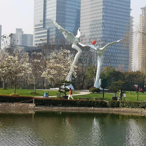 陆家嘴的中心绿地和滨江大道