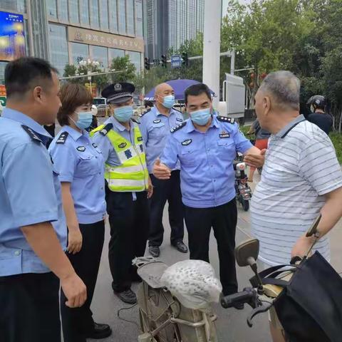 渚河大队慰问 高温下坚守一线执勤民警并督导推进电动车上牌工作