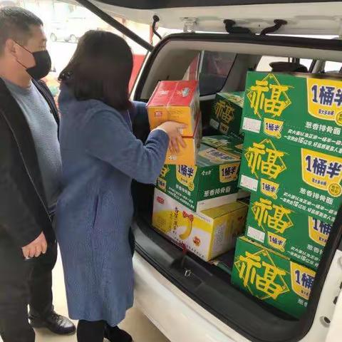 助力疫情防控，春蕾学校为一线卡点人员捐赠物资