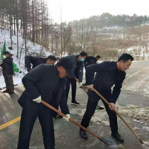 党员暖心齐动员 扫雪除冰保安全——齐寿中学党员教师开展扫雪行动