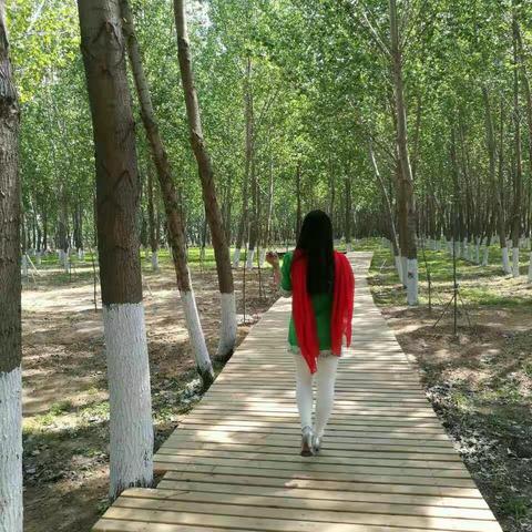 莫道四月芳菲尽，盈盈笑语留春住