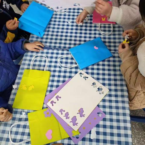 女神节，幼儿跟老师一起为女神们送去节日祝福