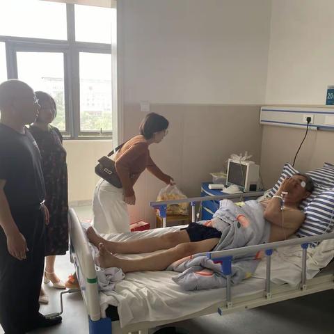 关爱、探望患病住院五保老人