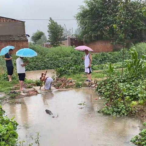 曲兴村村干部暴雨中为群众排忧解难