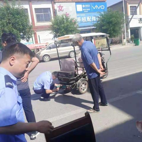曲兴镇派出所民警联合曲兴村委为进一步加强对曲兴辖区电动车的安全主动下村入户为村民办理电动车上牌！