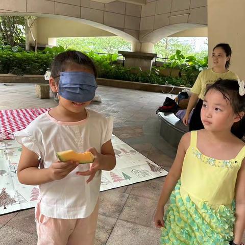 中秋遇上国庆双节来临，2022级2班读书会品月饼讲故事