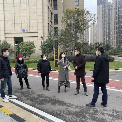 党建引领，社企共建，共同协商解决小区充电棚