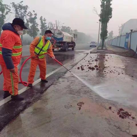 环卫工人坚守岗位  保障城市环境