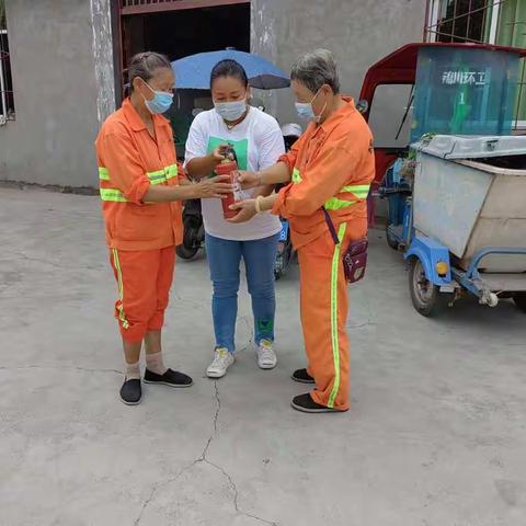 疫情不松动    环卫在行动