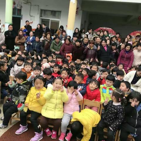 赏完花灯吃元宵，幼儿园里真热闹。