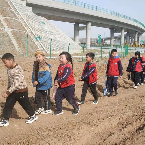 程台小学举行“踏青励志行”活动