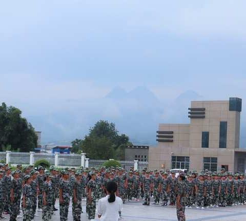 奋斗的青春最美丽— —荔波县广文现代实验学校举行2021级新生国防教育活动总结大会