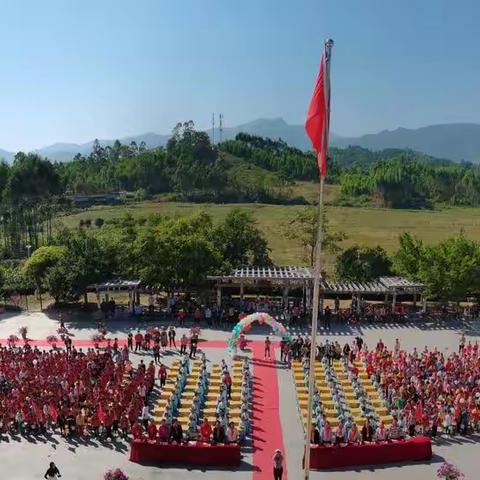 新圩中心小学“开笔启蒙 谦德添智”新生开笔礼暨“喜迎二十大 争做好队员”少先队员入队仪式