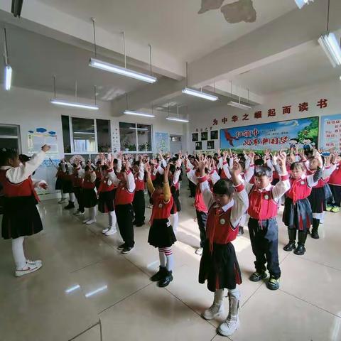 二（4）班扬帆逐浪中队“唱支红歌给党听”罗平县振兴小学班班有歌声主题活动