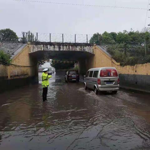 【我为群众办实事】冒雨守护保畅通 心系群众助平安
