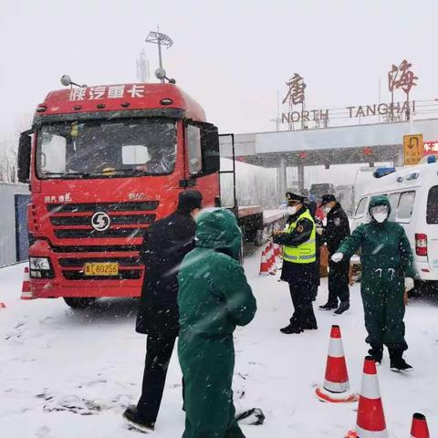 坚守岗位，浴雪奋战                              --致敬24小时在岗的防控一线交通人