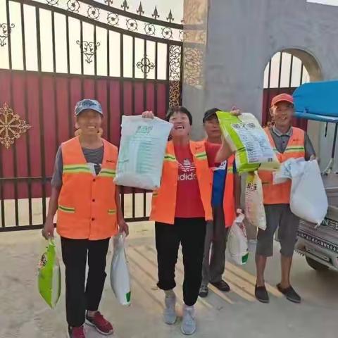 爱心企业慰问清苑区执法局环卫所一线环卫工人