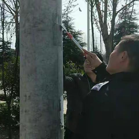 新区城管监察室集中整治辖区“小广告”