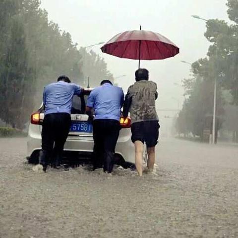 暴雨洪流之中的那一抹警服蓝！ ——邢台市桥西区一大队2016抗洪全纪实.