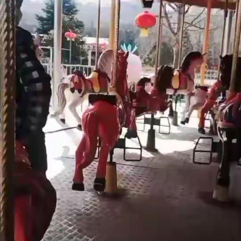 杨浩杰游乐园开心的一天
