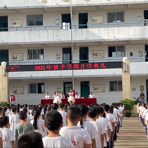 金秋送爽，在这象征着收获和放飞梦想的季节里，巫山县抱龙小学又迎来了新的学期。