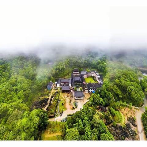 山峰座座供香庐， 古寺新貌今盛景， 旅游朝拜客相临， 法道场所各修行。