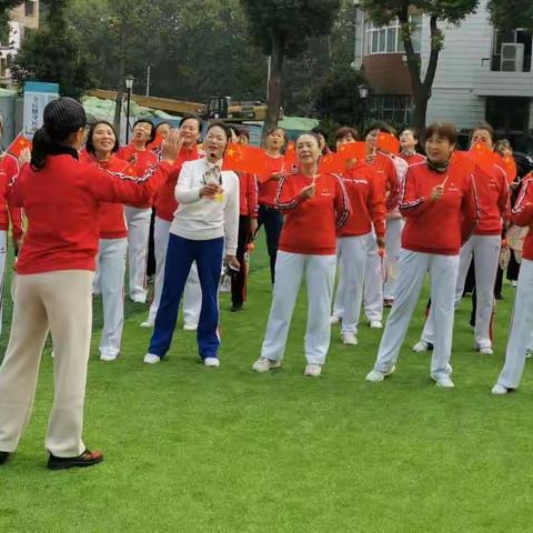 舞动柔力球喜迎二十大