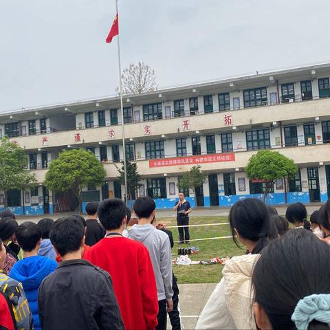 万佛山中学对学生违禁品突击大搜查专项活动报道