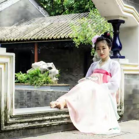 清晖园里古装浓