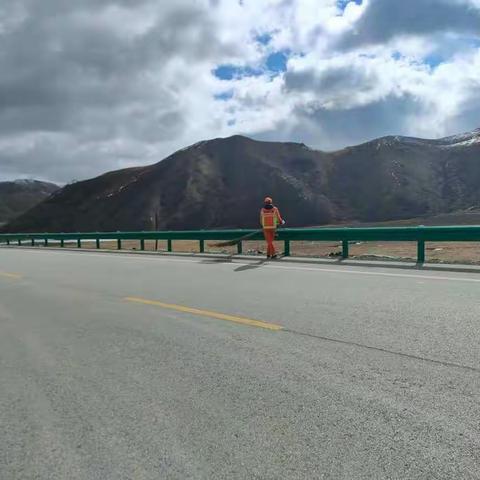 大路无言铸丰碑，团结奋进公路人