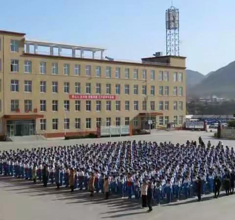 涉县三中举行八年级期中总结表彰大会