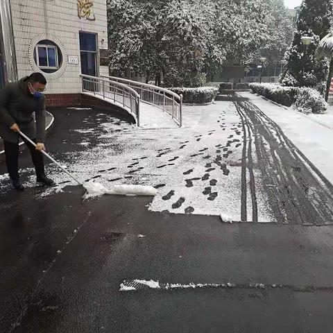 “瑞雪兆丰年，情暖福利院”