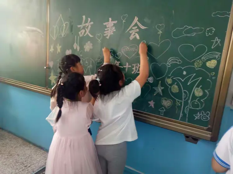 看孩子们在故事会前积极的布置着黑板!