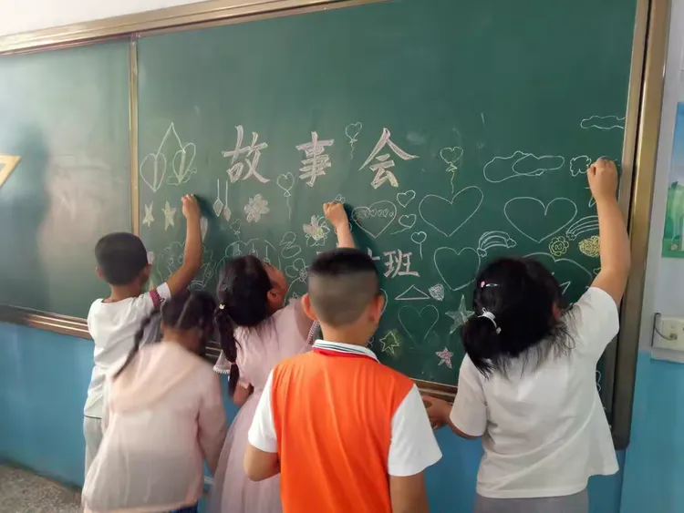 看孩子们在故事会前积极的布置着黑板!