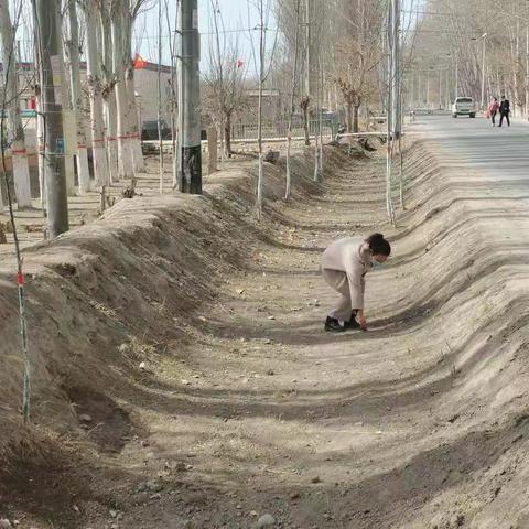 温宿县吐木秀克镇第二小学学习雷锋好榜样，争做新时代好少年