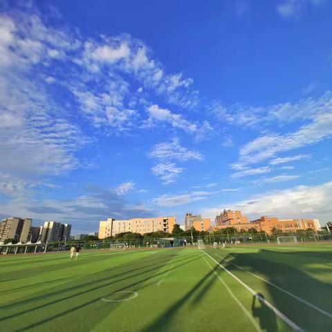 捕捉夏日天空，手捧一片白云，蓝的纯粹，蓝的深邃。