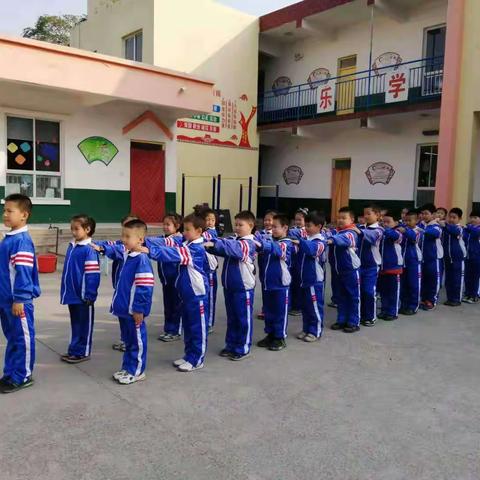 东竹昌小学开展“阳光体育，快乐大课间”活动