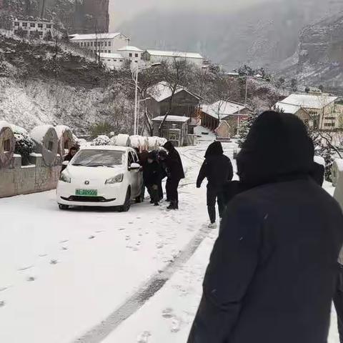 大河村党群齐心雪中推车助人为乐 真情温暖人心