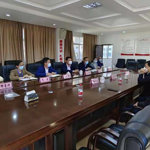 省委党史研究室主任吴泽明到石碌镇看望挂职干部