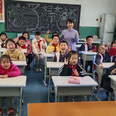 汤口中心学校山岔小学少先队员聆听“中国好人”阿新姐姐讲故事