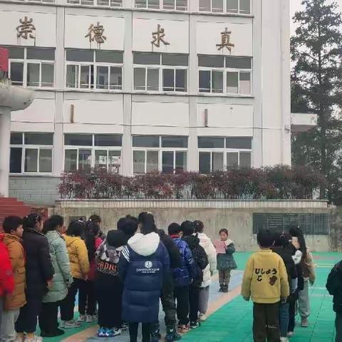 山岔小学举行新学期首次升旗仪式