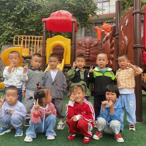 爱上幼儿园、快乐“美”一天。