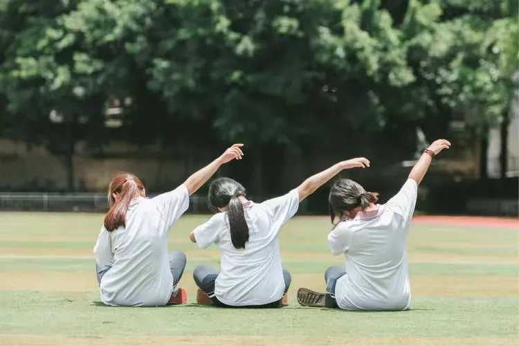 三年的时光,历经了青春的散场,见证了感情的落幕,同样也验证了距离不是无法跨越的鸿沟。在最美的年纪,掺