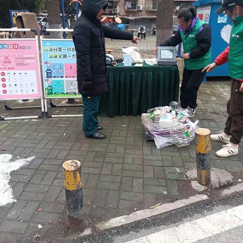 废弃物回收进小区，环保从我做起。