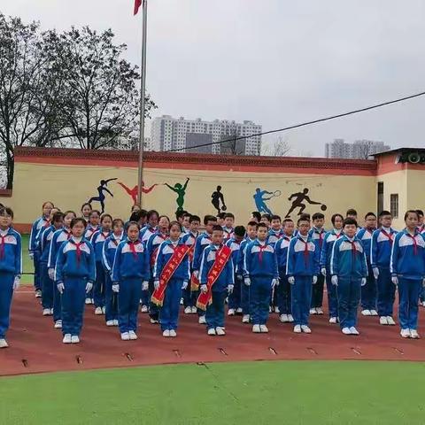 离石区城内小学五.八中队升旗仪式