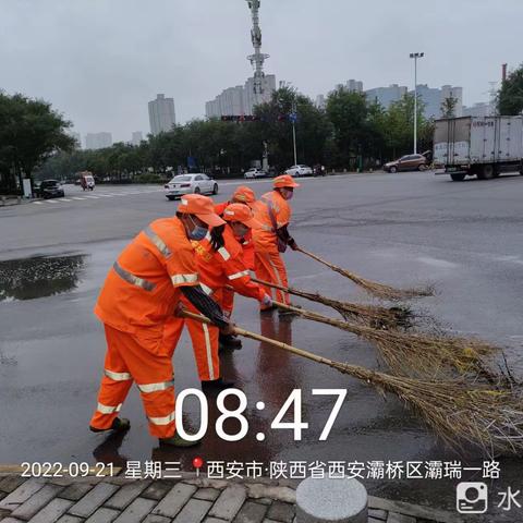 秋雨寒意浓——环卫工人保畅通