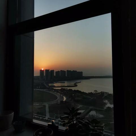 682  窗外  霞光觅诗