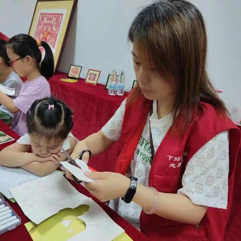 城区非遗布贴画走进社区  走到百姓身边