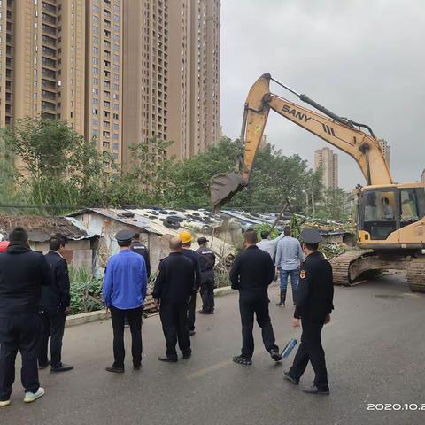 拆除铁路沿线违建，保障铁路运行安全