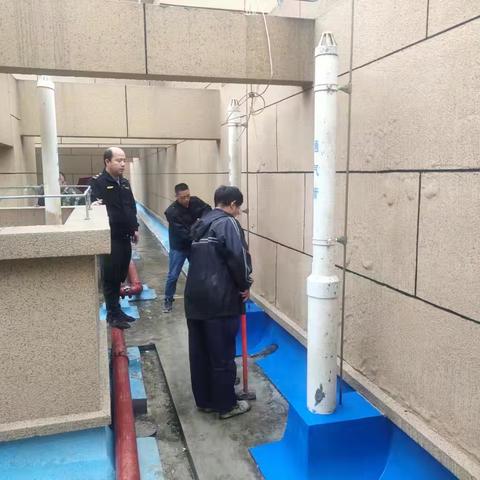 风雨无阻，坚决拆除顶风违建